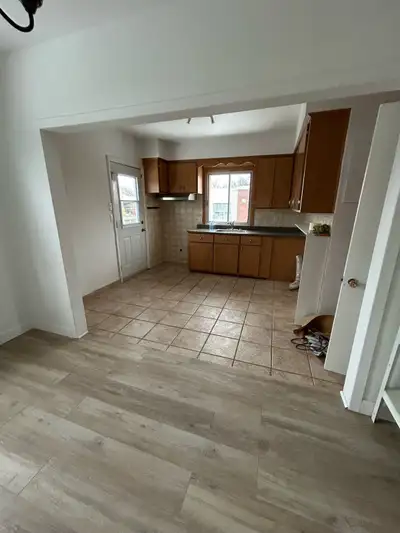 EN HAUT D’UN DUPLEX DISPONIBLE IMMÉDIATEMENT 2 CHAMBRES A COUCHER, PLANCHERS EN BOISFRANC ET CERAMIQ...