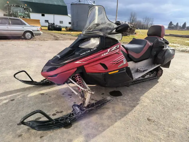 MOTONEIGE ARTIC CAT TZ1 LXR GRAND TOURING 4 TEMPS in Snowmobiles in Trois-Rivières - Image 8