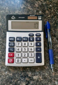 1 Calculatrice Solaire/ 1 utilitaire de rangement ( à partir de)