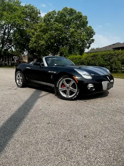 Pontiac Solstice Special Edition convertible with only 33,253 km. Exceptionally low-mileage example...