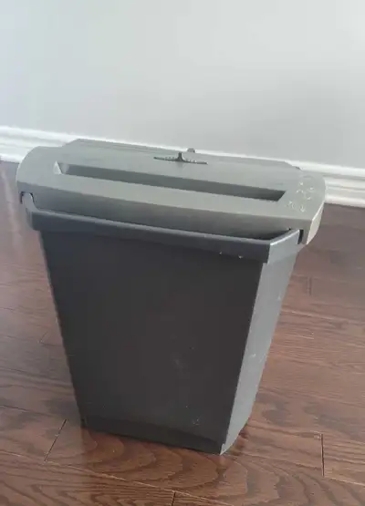 For sale is a paper shredder. It's in great, working condition. Can shread up to 4 pages simultaneou...