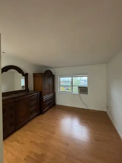 2 Bedroom + 1 Den Apartment – Bright & Airy • 2 Bedrooms + 1 Den • 2 Full Washrooms • Kitchen & Dini...