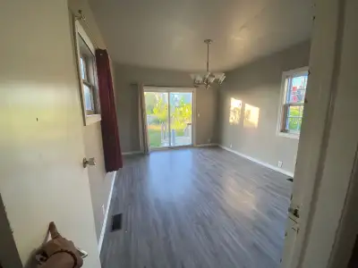 Several rooms available for rent on henry street. The kitchen and laundry are shared. Perfect for so...