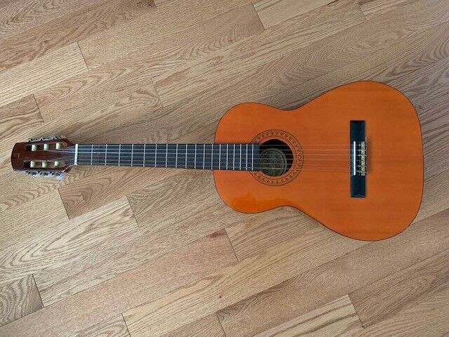 Hondo Classical Guitar Beginner size exc condition in Guitars in City of Halifax - Image 2
