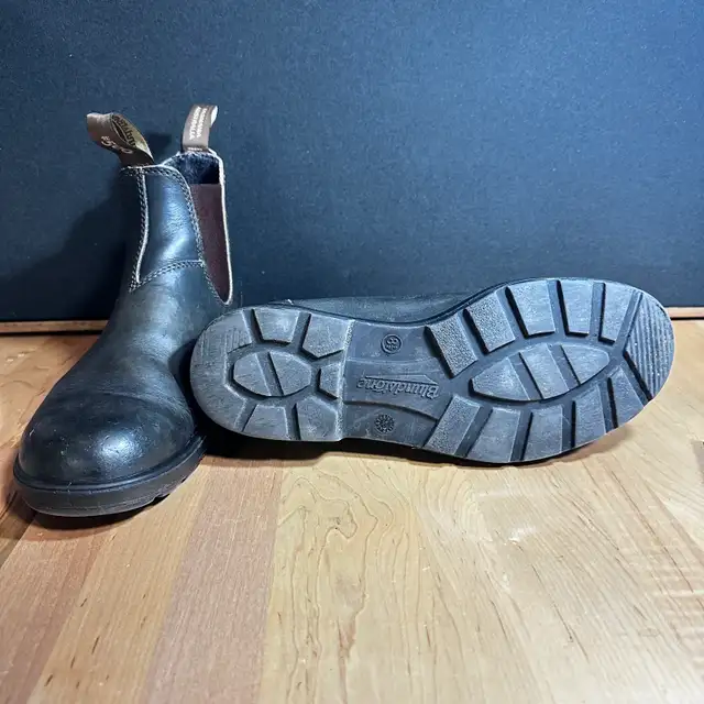 Blundstone Boots Men’s Size 9.5 US or Women’s US Size 12 in Men's Shoes in Calgary - Image 5