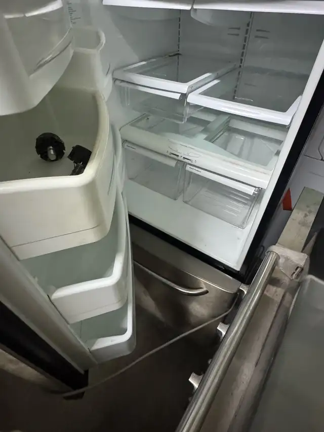 stainless fridge  in Refrigerators in City of Montréal - Image 3