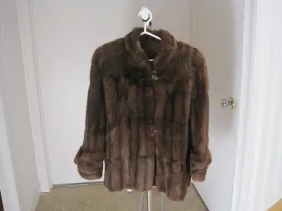 Très beau manteau en fourrure de rat musqué / muskrat fur coat, View more