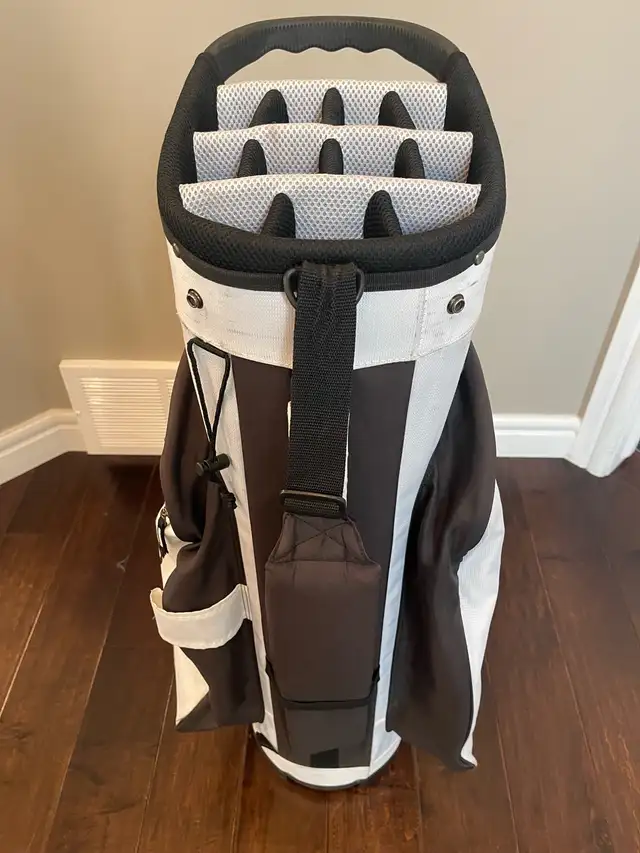 Taylormade golf bag  in Golf in Edmonton - Image 5