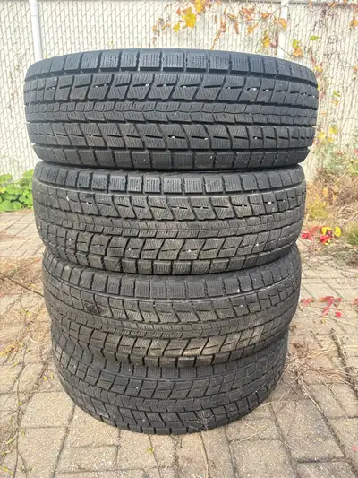 À vendre 4 pneus D’hiver Dunlop Wintermaxx 245/65R/17 avec 11/32 dussure
