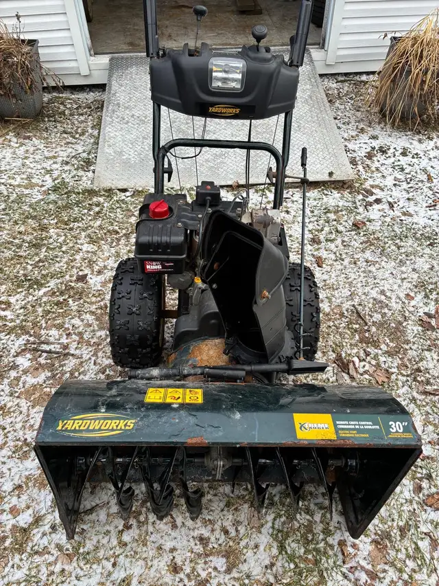 Souffleuse à neige in Lawnmowers & Leaf Blowers in Granby - Image 5