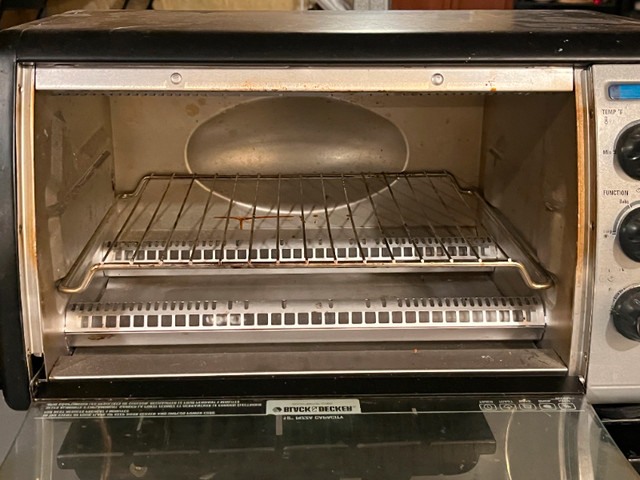 Fair size 12inch Pizza Black And Decker Black Toaster Oven in Toasters & Toaster Ovens in Markham / York Region
