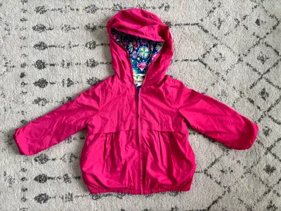 In perfect condition other than small hole in the interior lining. Pick up from smoke- and pet-free...