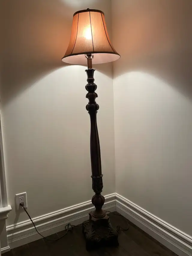 Antique Floor Lamp in Indoor Lighting & Fans in Windsor Region - Image 2