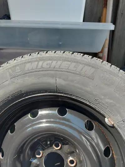 225/65r/16 michelin x-ice on rims for ford escape