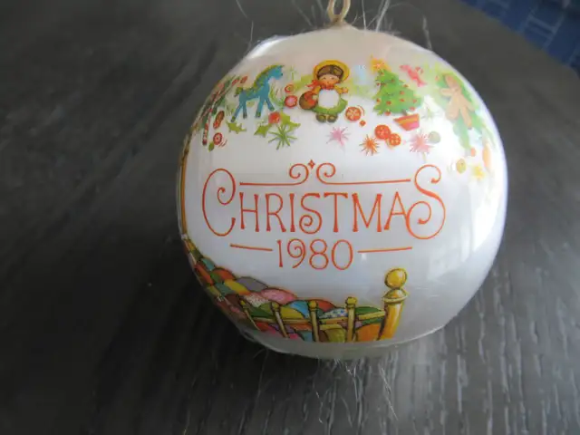 3" Hallmark Satin Ornament "Granddaughter 1980" NEW CONDITION