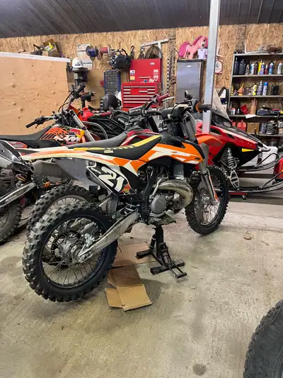 Je vends ma KTM 250SX d'occasion, une moto de cross performante et fiable, prête à affronter tous le...