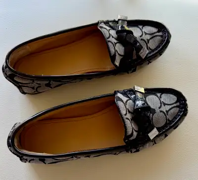 COACH Signature Loafer, size 36.5, Like New, View more