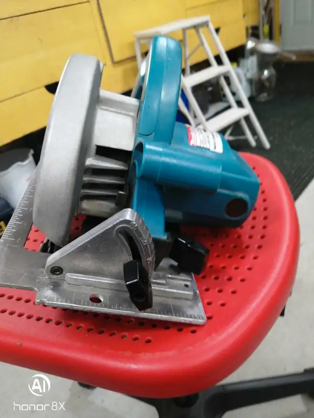 Makita 5007NB  circular saw in Power Tools in Lethbridge - Image 4