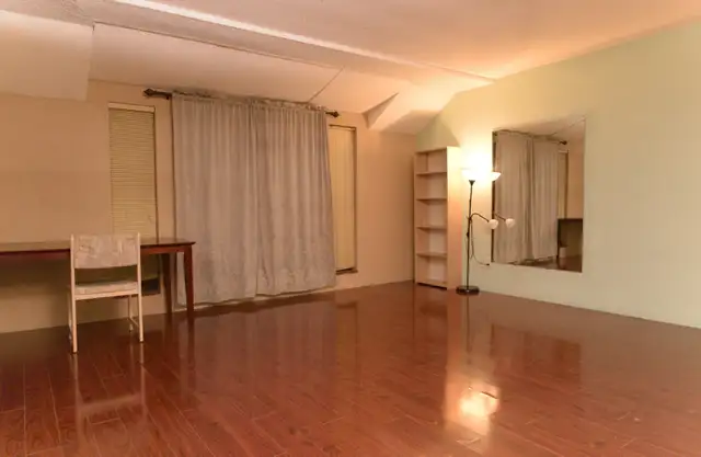 Private, Large Master Bedroom Near SFU in Room Rentals & Roommates in Burnaby/New Westminster - Image 3