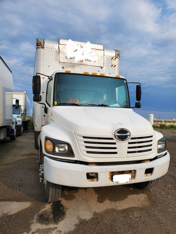 2005-  Hino 268 Box Truck - 6 Speed - Manual Transmission in Heavy Trucks in Mississauga / Peel Region - Image 2