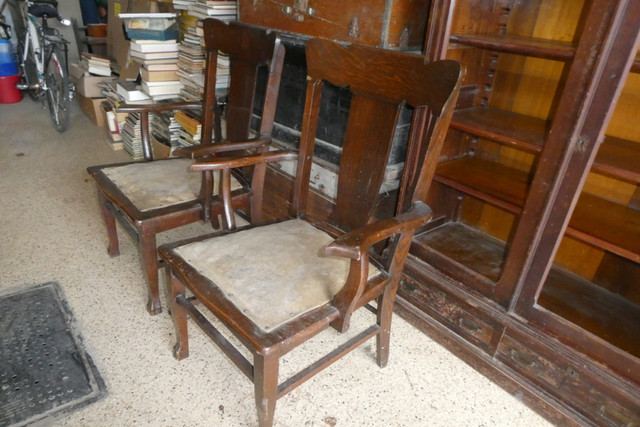 2 fauteuil anciens avec pattes de lion-10$ l'unité dans Art et objets de collection  à Laurentides - Image 3