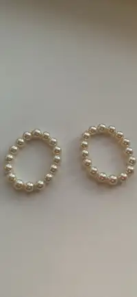 Two pearl bracelets. 