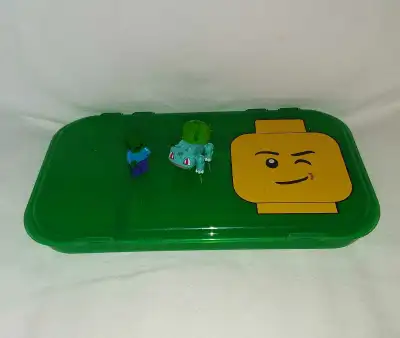 LEGO Minifigure Storage Case Green Plastic with Hinged Lid & 2 Figures, 2011 Green LEGO Minifigure S...