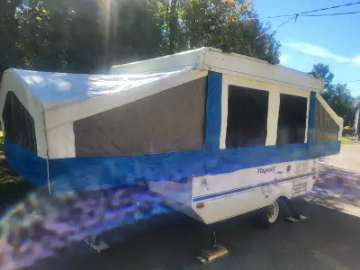 Tente roulotte 2006 en bon état. Un zipper a réparé. Manque une patte mais je laisse un jack qui rem...