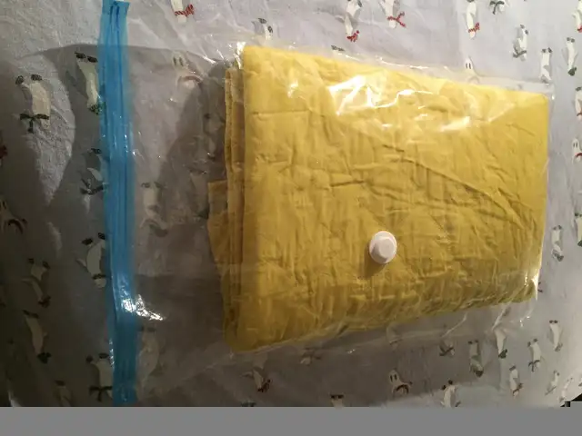 Vintage 50s Quilted Yellow Double-Queen Sz Bed cover - 94" X 88" in Arts & Collectibles in City of Toronto - Image 6