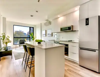 Brand new unfurnished 4 1/2 on 17th floor for rent at Le George