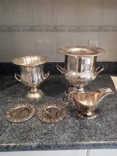 Ensemble d'articles en argent, View more