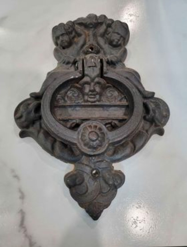 Cast Iron Cherub Door Knocker Vintage dans Art et objets de collection  à St. Catharines