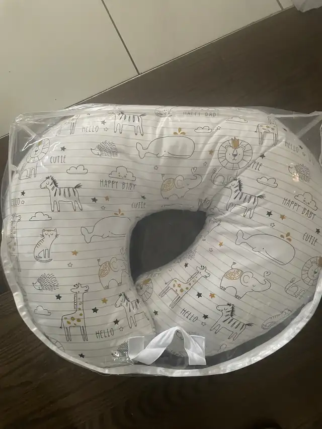 Nursing pillow in Feeding & High Chairs in Mississauga / Peel Region - Image 3
