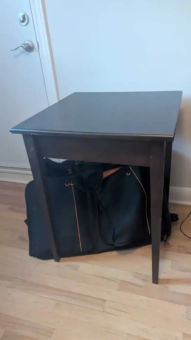 square desk in Desks in Ottawa - Image 3