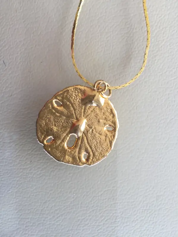 Gold Platted Sand Dollar Necklace in Jewellery & Watches in Downtown-West End - Image 4