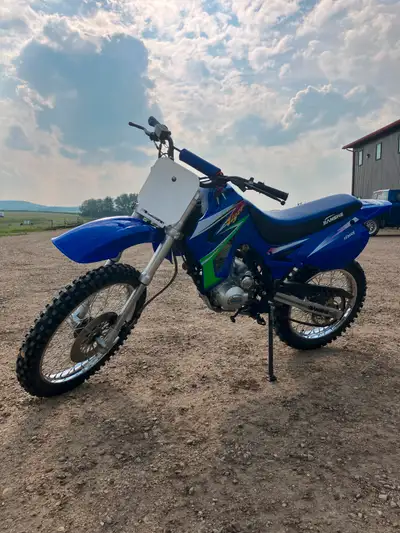Selling my 2006 Jianshe 200cc dirtbike, dirt bike. It has electric and kick start. Starts and runs g...