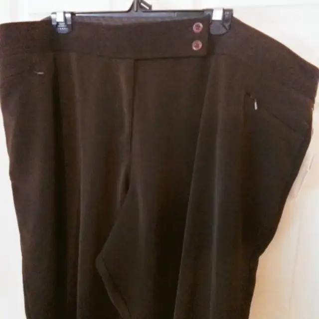 Woman's Dark Brown Pants Size 28 Petite (4X)  Zipper & Pockets in Women's - Bottoms in City of Toronto - Image 2