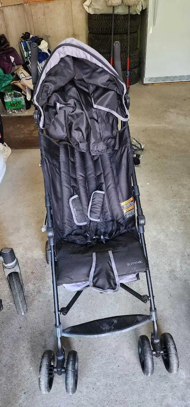 Foldable travel stroller in Strollers, Carriers & Car Seats in City of Montréal - Image 2