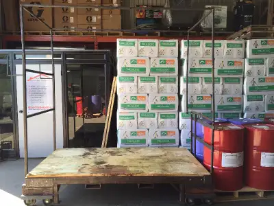 Chariot très robuste mesurant 54" x 96". La section supérieur s'enlève. Les roues sont faites pour r...