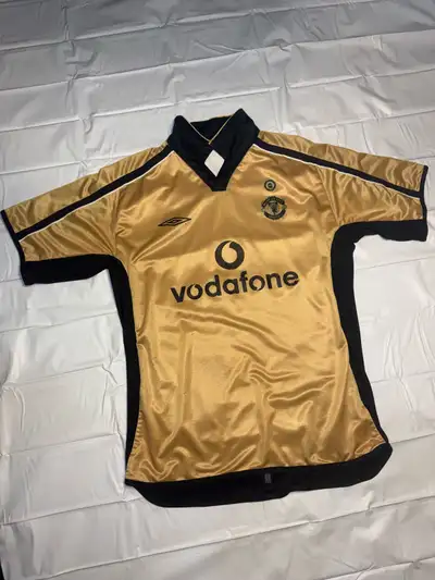 I'm selling a used Manchester United 2001-2002 Umbro reversible football shirt, a true collector's i...