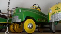 Gearbox John Deere Green Pedal Car with Box