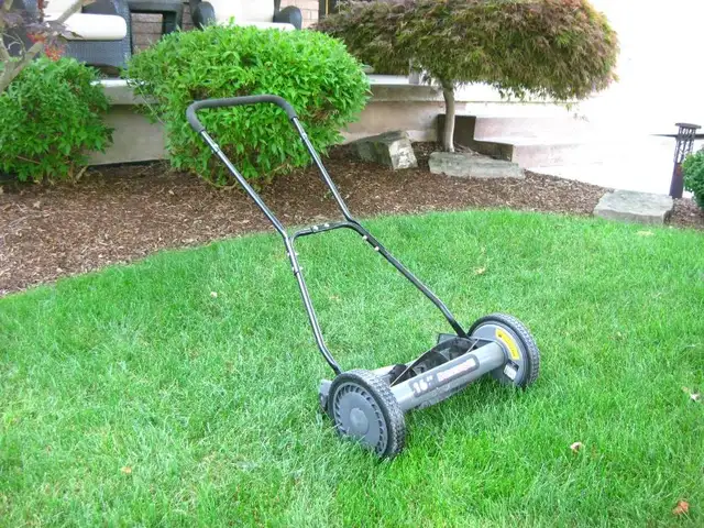 Duramax 16" Hand Push Lawn Mower Manual Push Reel Mower in Lawnmowers & Leaf Blowers in Kitchener / Waterloo - Image 2