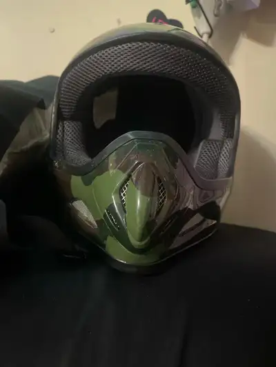 This youth XL dirtbike helmet features a cool camouflage design and provides essential protection fo...