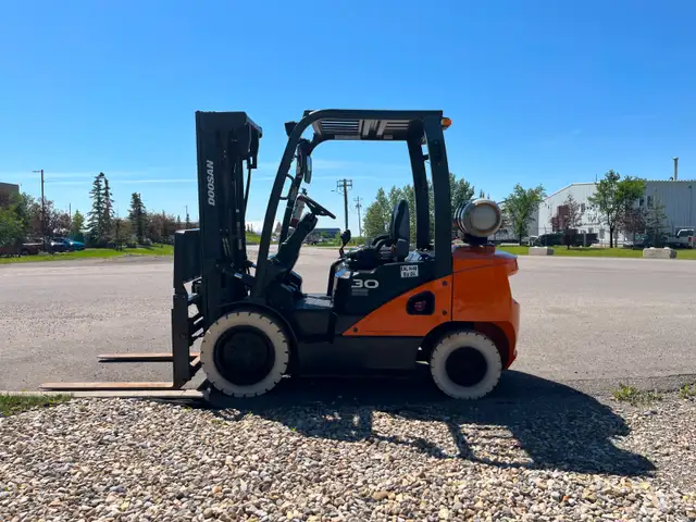 6000 lb Doosan G30-7 Used LPG Warehouse Gas Propane Forklift in Other in Saskatoon - Image 11