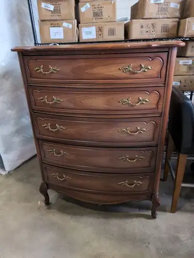 5 DRAWER DRESSER HIGH BOY STYLE IN EXCELLENT CONDITION AND VERY STYLLISH. MEASUREMENTS ARE: 37 1/2"...