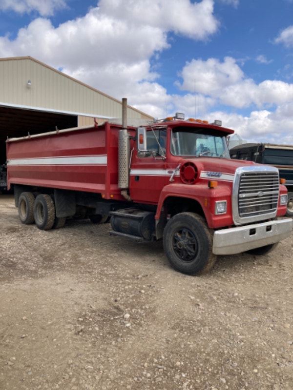 Farm grain truck L8000 ford Tandem Farming Equipment Lloydminster