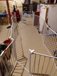 Metal gate with 2 doors, adjustable at every end, can anchor