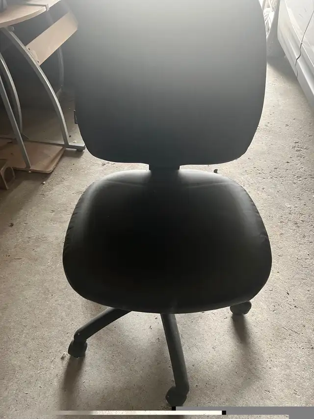 Swivel leather office chair in Chairs & Recliners in Markham / York Region - Image 6
