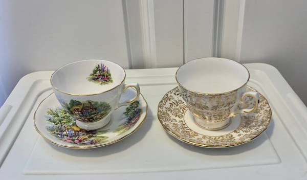 Royal Vale Tea Cup And Saucer England Bone China in Arts & Collectibles in Burnaby/New Westminster