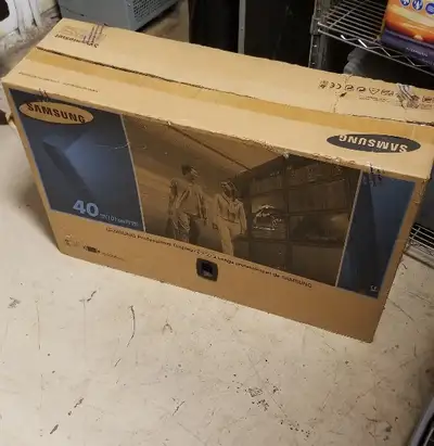 This Samsung monitor comes with mounting brackets and is ideal for retail display. The 40 inch SyncM...